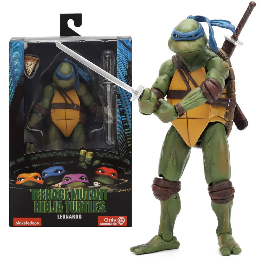Figurine collector Leonardo des Tortues Ninja TMNT 1990 en pose devant sa boîte d'origine, version cinéma culte