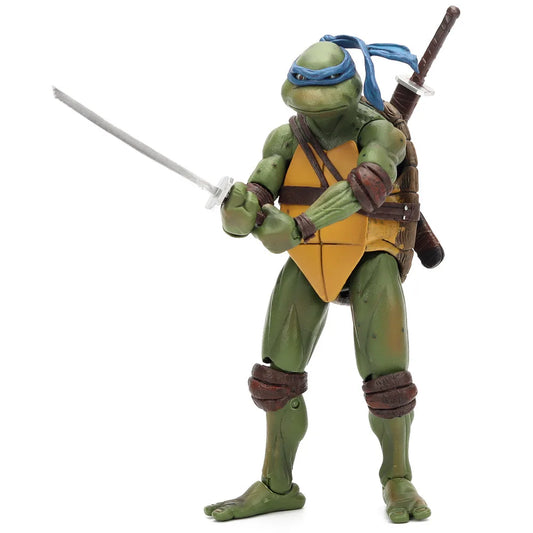 Figurine collector Leonardo des Tortues Ninja TMNT 1990 en pose avec ses katanas, version cinéma culte