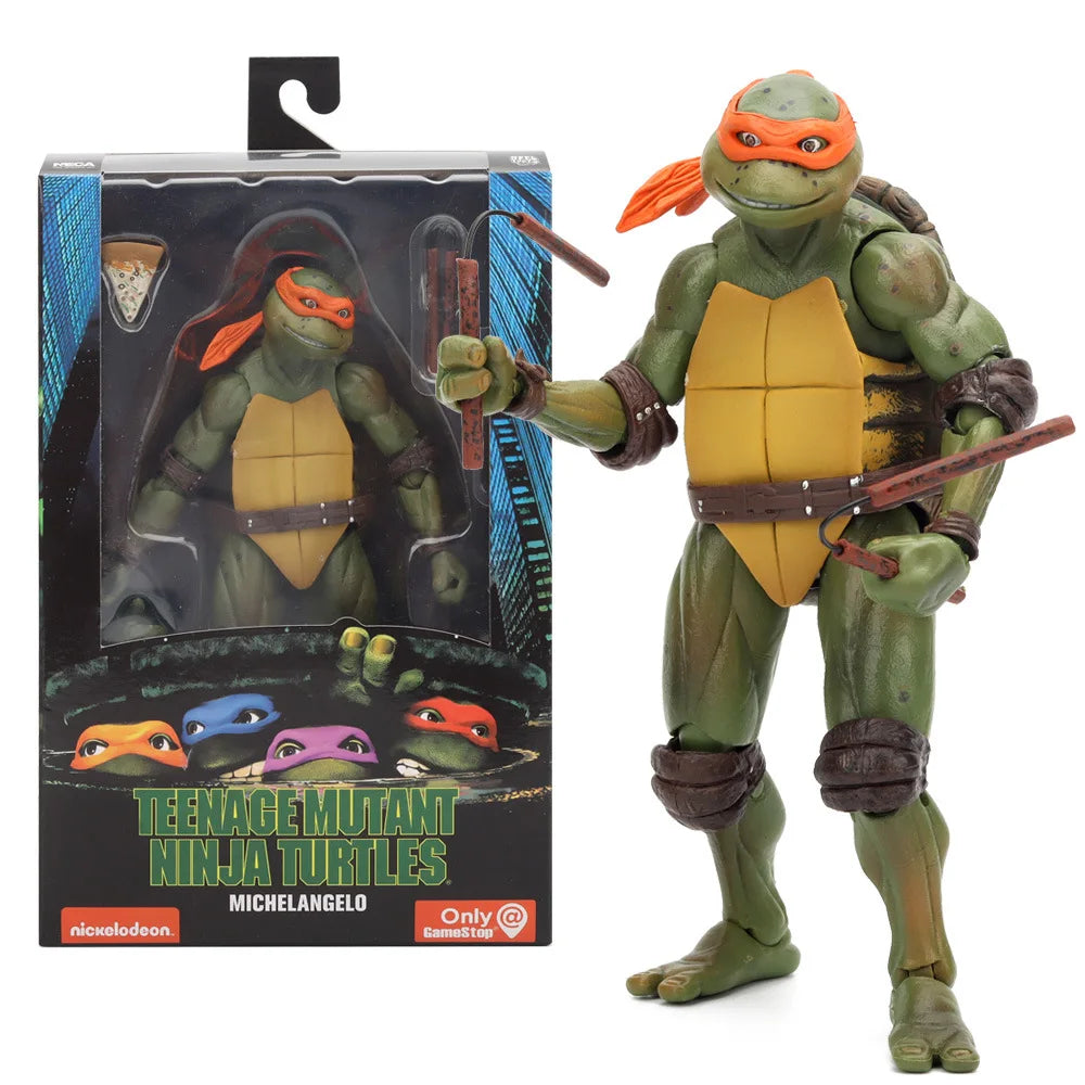 Figurine collector Michelangelo des Tortues Ninja TMNT 1990 en pose devant sa boîte d'origine, version cinéma culte