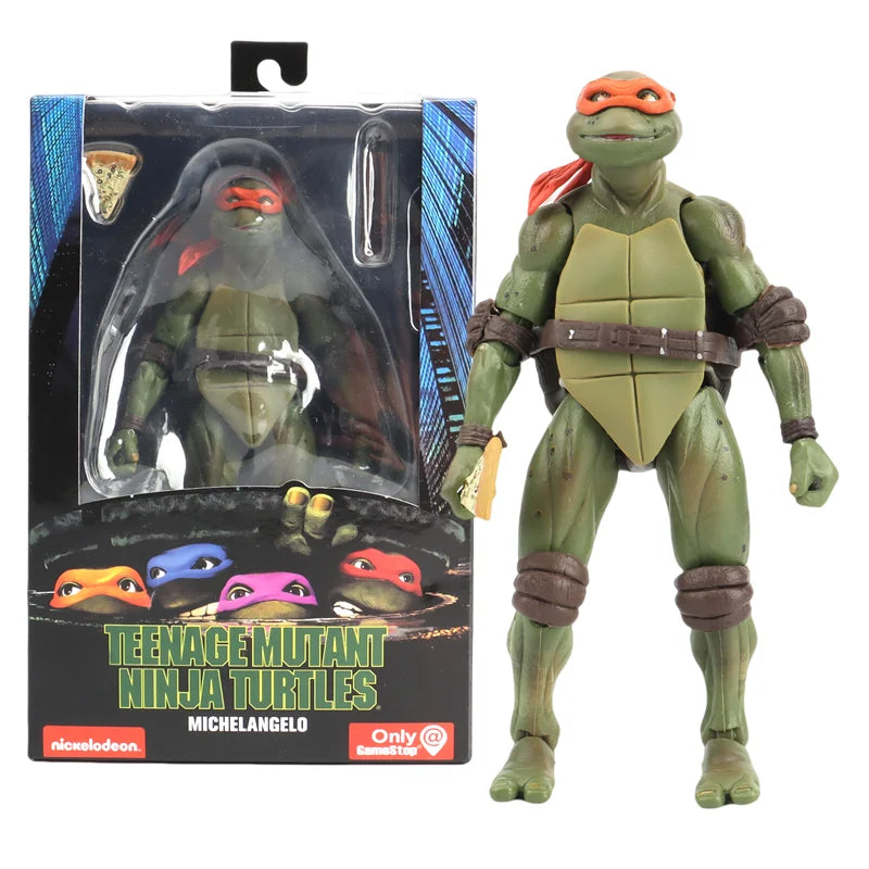 Figurine collector Michelangelo des Tortues Ninja TMNT 1990 en pose devant sa boîte d'origine, version cinéma culte