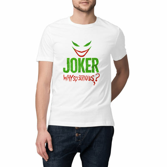 Homme portant un T-shirt blanc avec visage stylisé du Joker, texte "Why So Serious?" en rouge et "JOKER" en vert, style comics provocateur, coupe unisexe.