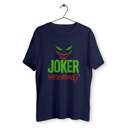 T-shirt bleu marine suspendu sur cintre avec motif du Joker en vert et rouge, texte "Why So Serious?" en typo sanglante, design comics provocateur et graphique.