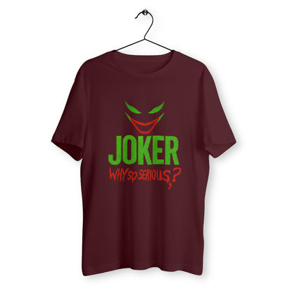 T-shirt bordeaux suspendu avec design Joker stylisé, yeux et sourire verts et rouges, texte "Why So Serious?" en lettres sanglantes, ambiance comics provocante.