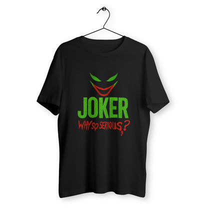 T-shirt noir suspendu sur cintre avec visage stylisé du Joker, texte vert et rouge "Why So Serious?", design comics provocateur, coupe unisexe.