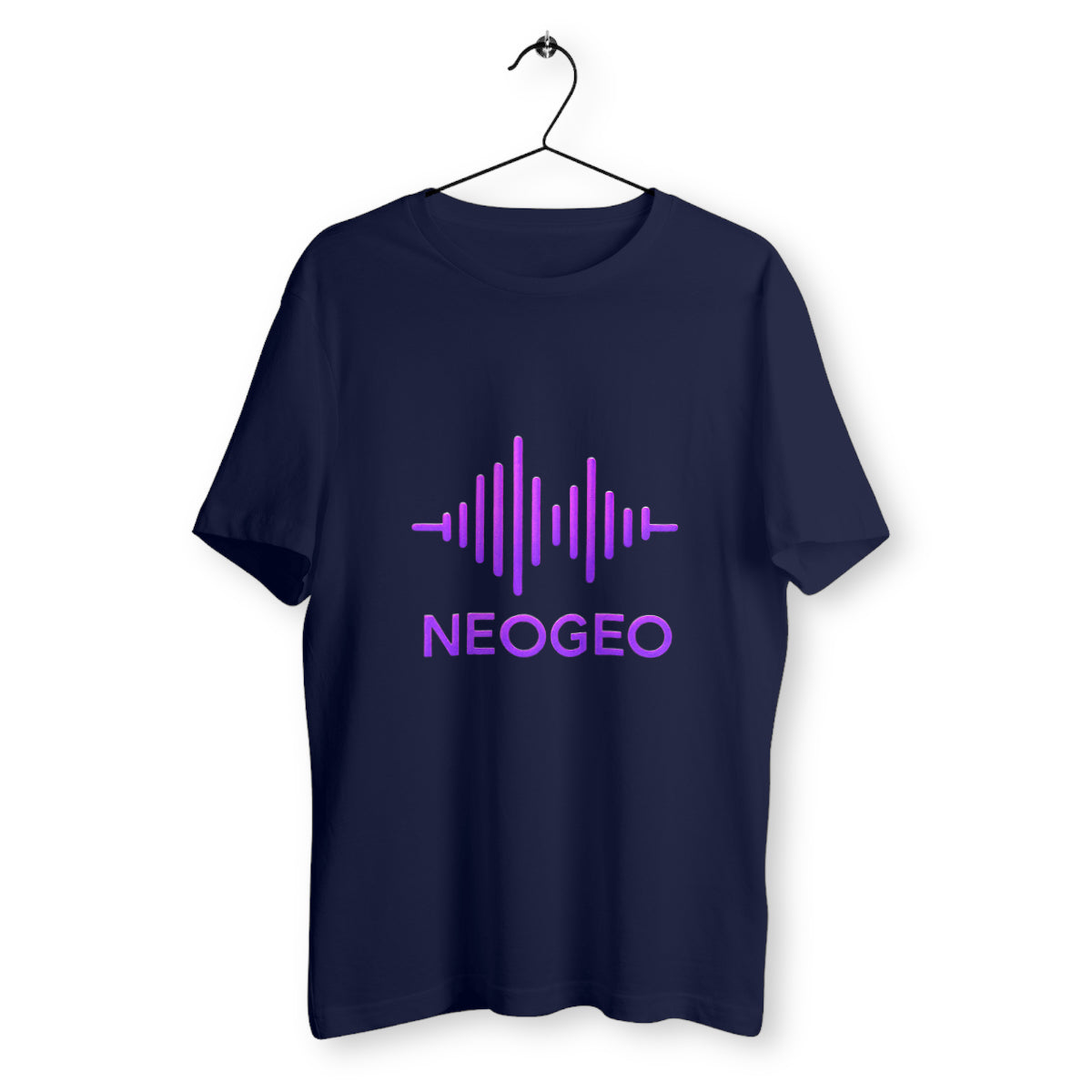 T-shirt bleu marine suspendu sur cintre avec logo NEOGEO violet en forme d’onde sonore, style rétro gaming futuriste, coupe unisexe.