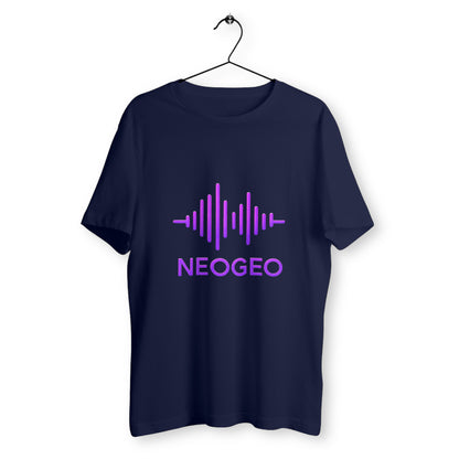 T-shirt bleu marine suspendu sur cintre avec logo NEOGEO violet en forme d’onde sonore, style rétro gaming futuriste, coupe unisexe.