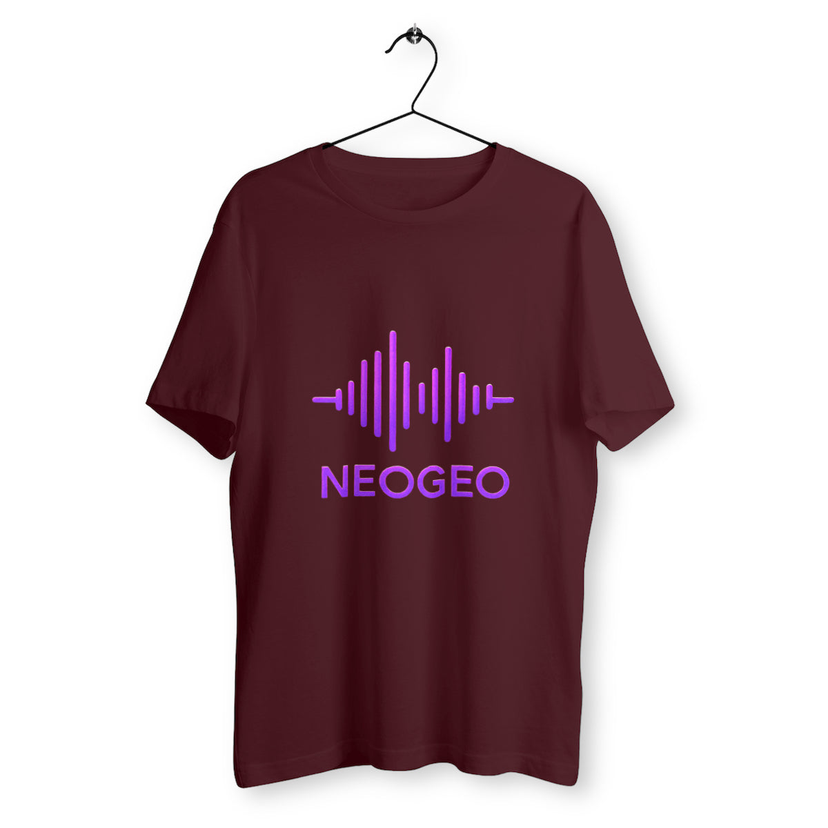 T-shirt bordeaux suspendu sur cintre avec logo NEOGEO violet en forme d’onde sonore, style rétro futuriste, coupe unisexe.