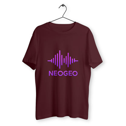 T-shirt bordeaux suspendu sur cintre avec logo NEOGEO violet en forme d’onde sonore, style rétro futuriste, coupe unisexe.