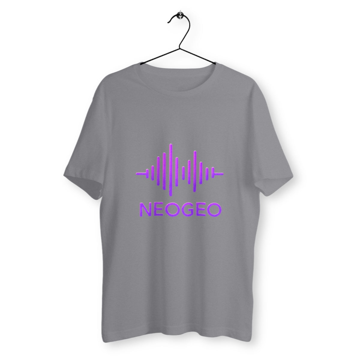 T-shirt gris suspendu sur cintre avec logo NEOGEO violet en onde sonore, style rétro gaming futuriste et coupe unisexe.