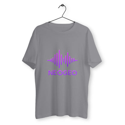 T-shirt gris suspendu sur cintre avec logo NEOGEO violet en onde sonore, style rétro gaming futuriste et coupe unisexe.