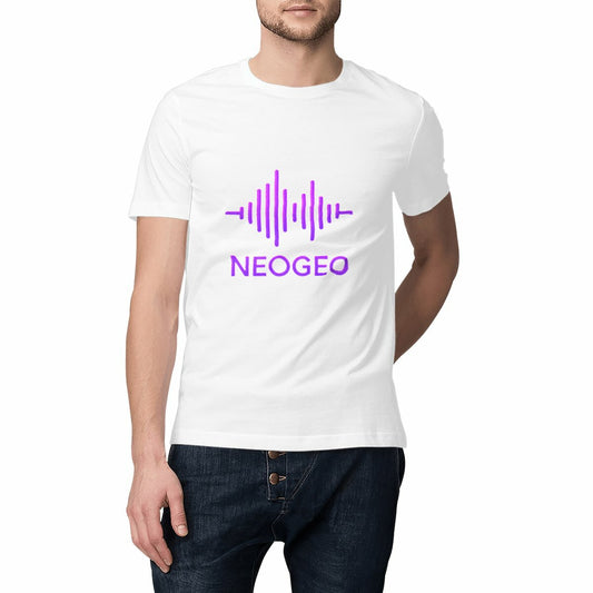 Homme portant un T-shirt blanc avec le logo violet NEOGEO en forme d’onde sonore, style rétro gaming et synthwave, coupe unisexe, impression centrée sur le torse.