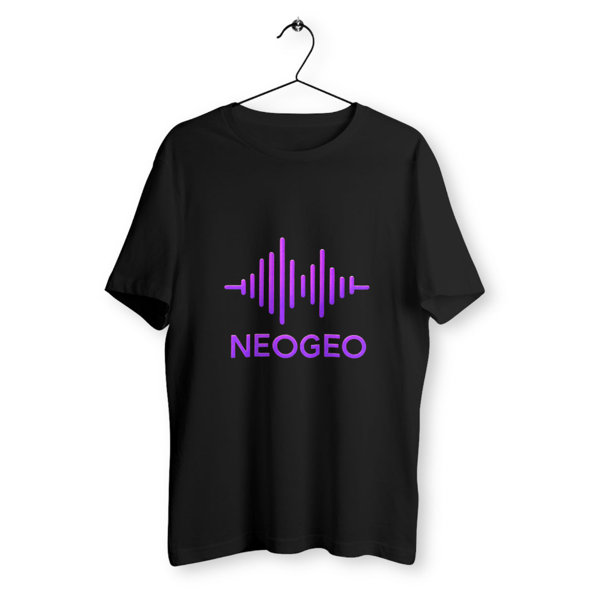 T-shirt noir suspendu sur cintre avec logo NEOGEO violet en onde sonore, style rétro gaming et design futuriste unisexe.