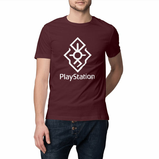 Homme portant un T-shirt bordeaux avec logo mystique blanc inspiré de PlayStation, style géométrique et énigmatique, coupe unisexe.