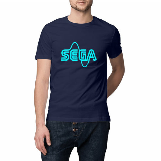 Homme portant un T-shirt bleu marine avec logo SEGA néon bleu stylisé en onde, design rétro gaming inspiré des années 90, coupe unisexe.