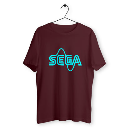 T-shirt bordeaux suspendu sur cintre avec logo SEGA néon bleu ondulé, style rétro gaming inspiré des années 90, coupe unisexe.