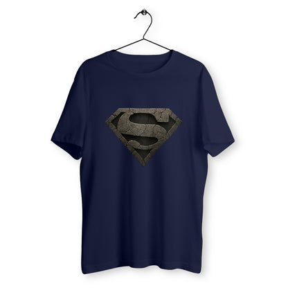 T-shirt bleu marine suspendu sur cintre avec logo fissuré en forme de S, effet pierre, design sombre inspiré de Superman, coupe unisexe.