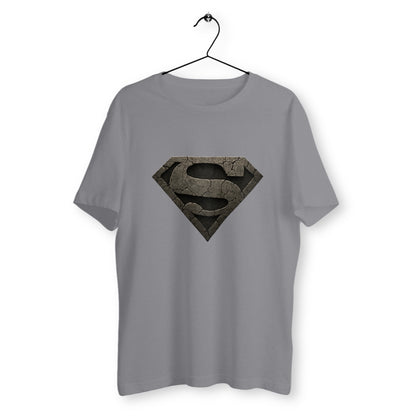 T-shirt gris suspendu sur cintre avec logo fissuré en forme de S, design inspiré de Superman, effet pierre sombre, style unisexe.