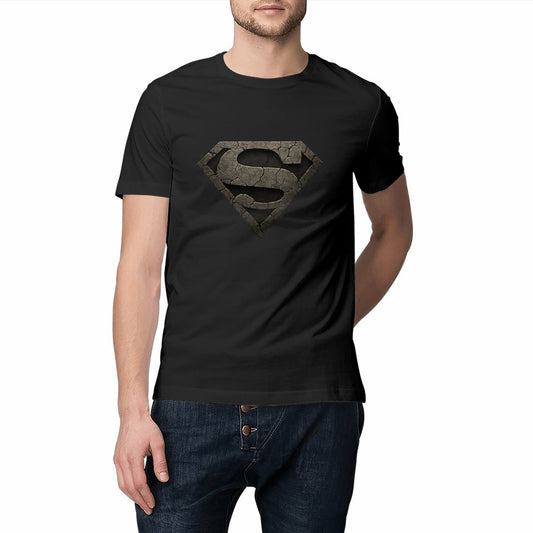 Homme portant un T-shirt noir avec logo craquelé en forme de "S", inspiré de Superman, style sombre et minimaliste, coupe unisexe.